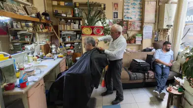 Yılın ahisi seçilen Cemil amca 66 yıldır makasını elinden bırakmadı
