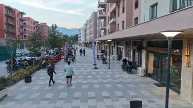 Depremlerde yıkımın yaşandığı Atatürk Caddesi yeni iş yerleriyle hareketlendi