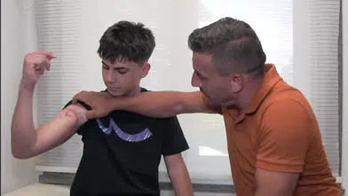 Kopmak üzere olan kolu 8 saatlik ameliyatla kurtarıldı