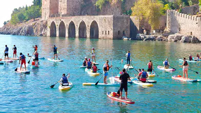 Alanya Soğuk Kapı Plajı'nda sup üzerinde deniz temizliği yapıldı