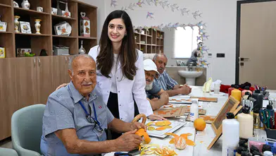 82 yaşındaki ressamın sanat aşkı hastalığıyla mücadelesine güç katıyor