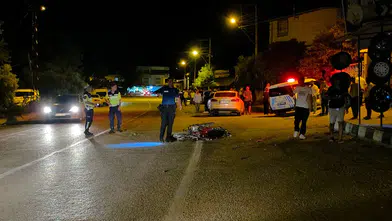 Hafif ticari araçla çarpışan motosikletteki 1 kişi öldü, 2 kişi yaralandı
