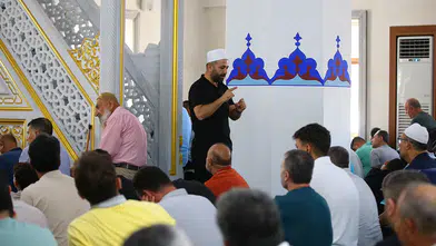 Cuma hutbeleri işitme engelliler için işaret diliyle anlatılıyor