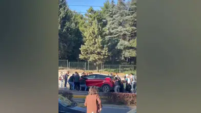 Otomobilin altında kalan motosiklet sürücüsünü vatandaşlar kurtardı