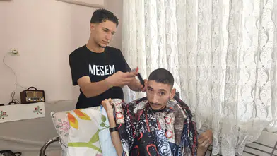 Gönüllü öğrenciler özel gereksinimli bireylerin kişisel bakımını yapıyor