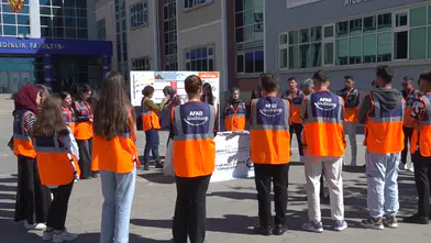 Turuncu yelekli öğrenciler arkadaşlarını afetlere karşı bilinçlendiriyor