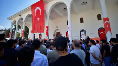 Depremlerde aldığı hasarın ardından restore edilen cami ibadete açıldı