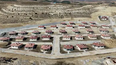 Deprem konutlarının hak sahiplerine teslimi devam ediyor