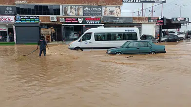 Ev ve iş yerlerini su bastı, sürücüler yollarda mahsur kaldı
