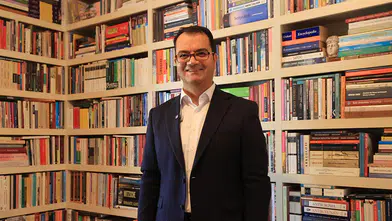Eczacı profesörün kitap tutkusu 40 bin eseri aşan kütüphaneye dönüştü
