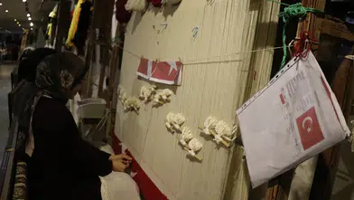 Türk bayrağı desenli halıya 5 binden fazla kişi ilmek attı
