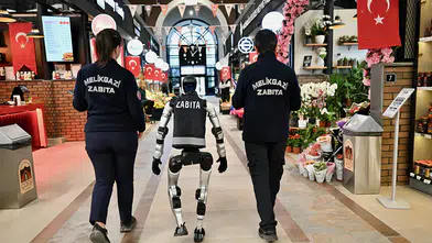 İnsansı robot MEGA, esnaf denetimleri için görev başında