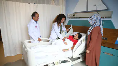 14 yaşındaki hastanın tümörü özel yöntemle çevre dokular korunarak çıkarıldı