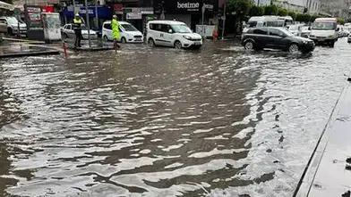 Hatay’ı sağanak ve dolu vurdu! Ev ve iş yerlerini su bastı