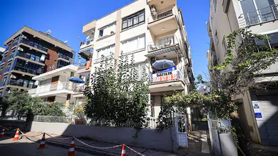 Çatlak nedeniyle tahliye edilen apartman inceleniyor
