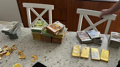 Yolsuzluk soruşturmasında yüklü miktarda döviz ve altın ele geçirildi