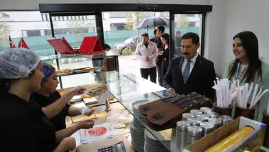 Hatay'da depremde yıkılan konut ve iş yerlerinde yaşam yeniden başladı