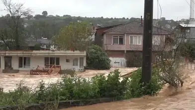 Sağanak nedeniyle dereler taştı, evleri su bastı, yollar ulaşıma kapandı