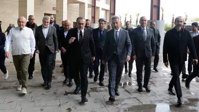 Mahir Ünal, tedavisi devam eden öğrencileri ziyaret etti