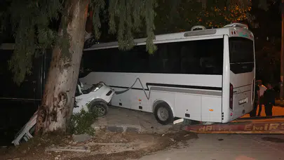 Midibüsün hafif ticari araca çarptığı kazada 2 kişi ağır yaralandı