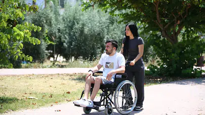 Maganda kurşunuyla engelli kalan genç eşinin desteğiyle hayata tutunuyor