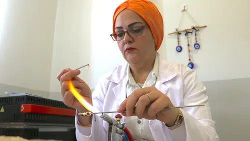Meryem Kazak, cam fobisini yenip kurduğu atölyede üretime başladı