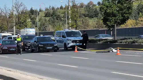 Afiş asarken üst geçitten düşen kişi hayatını kaybetti