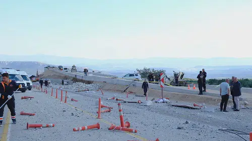 Freni boşalan tır yapımı süren kaçış rampasına çarptı, 1 işçi ölü, 4 kişi yaralandı