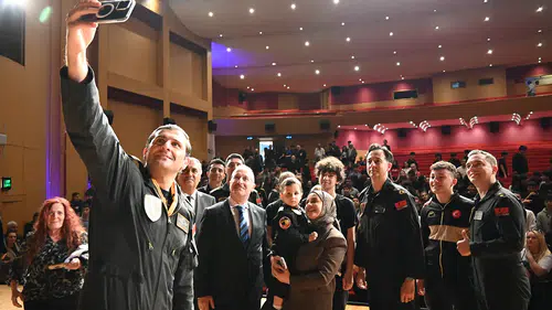 SOLOTÜRK pilotları Antalya'da öğrencilerle buluştu