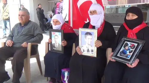 Muş'ta aileler DEM Parti önündeki eylemlerini sürdürdü