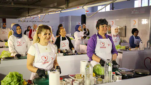 Adana'da depremzede kadınlar aşçılık eğitimi aldı