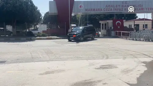CHP Genel Başkanı Özel, İmamoğlu'nu cezaevinde ziyaret etti
