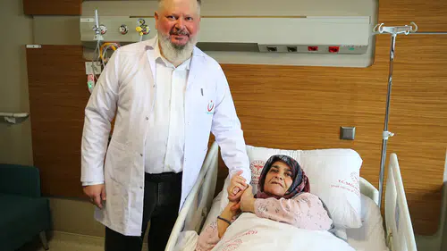 61 yaşındaki hastanın karnından 6 yılda 20 kilo 100 gramlık tümör çıkarıldı