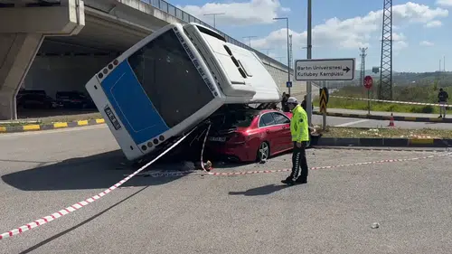 Halk otobüsü otomobilin üzerine devrildi! 46 kişi hastaneye kaldırıldı