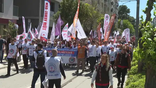 Belediyelerde çalışan memurlar CHP İl Başkanlığına yürüdü