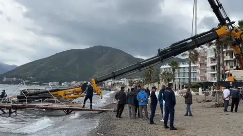 Vinç taşıma kolu işçinin üzerine düştü