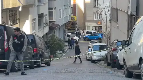 Okul önünde bir grup ile polis arasında arbede