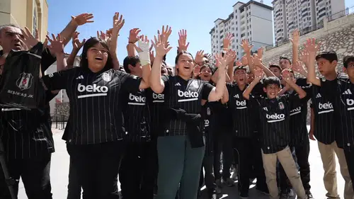 Beşiktaş gönüllüleri, depremzede öğrencilere forma hediye etti