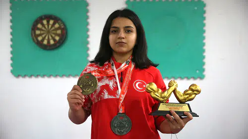 15 yaşındaki Leyla bileğinin gücüyle Avrupa'nın zirvesine çıkmak istiyor