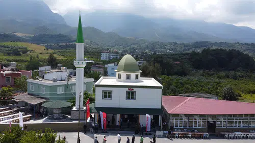 Depremde yıkılan caminin yerine yenisi inşa edildi