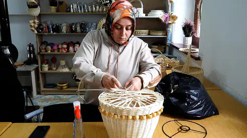 Sanat evinde kadınlar hem meslek sahibi oluyor hem kazanç elde ediyor