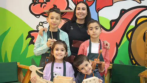 Babasına özenip marangoz oldu, kreşi andıran çocuk atölyesi kurdu