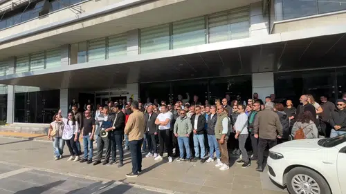 Karşıyaka Belediyesi'nde memurlar alacakları için iş bıraktı