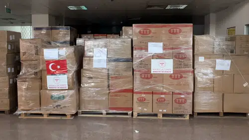 İran'a tıbbi malzeme taşıyan 6 yardım tırı Van'dan yola çıktı