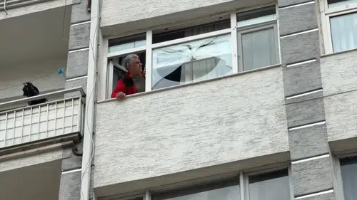 Bu kadarı da pes! Kafasına 5. kattan cam parçası düştü