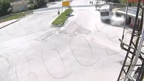 Otobüs durağında korku dolu anlar! Minibüs teğet geçti