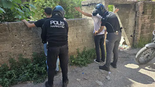 Polis ekiplerinden metruk binalarda uyuşturucu denetimi