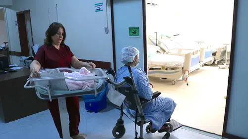 Ebe Zekiye Yavuz, 40 yıldır bebeklerin anneleriyle buluşmasına tanıklık ediyor