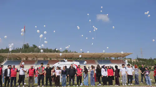Okul saldırısında hayatını kaybedenler için gökyüzüne balonlar bırakıldı