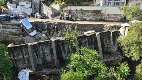 Çöken yoldan düşen otomobilin sürücüsü hayatını kaybetti